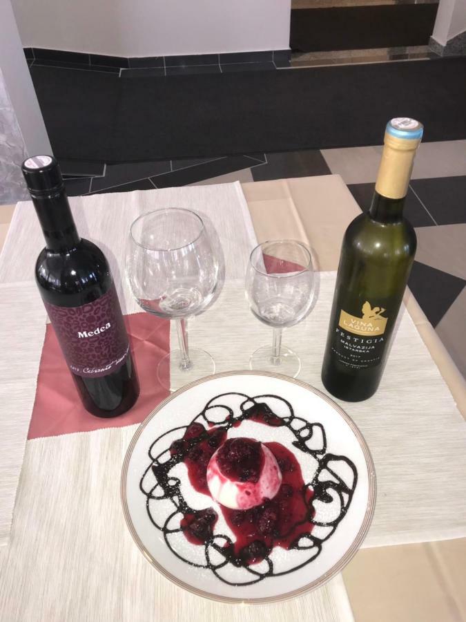 Hotel Livadic & Restaurant Ližnjan 外观 照片